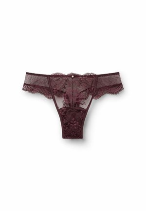 Bordó krajkový tanga s květinovými vzory, poloprůhlednými částmi, vlnitými okraji a malým ozdobným knoflíkem na zadní straně.
