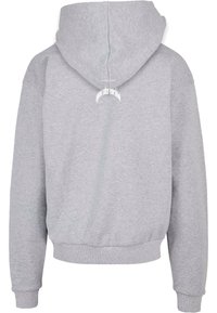 Hanorac gri cu glugă, cu o croială lejeră, având manșete și tiv din tricot, glugă cu șnur și un mic logo pe spate.