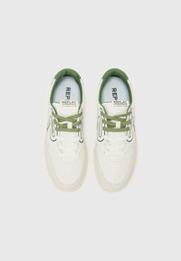 Weiße Sneakers mit grünen Akzenten, durchbrochenem Design, runder Zehenpartie, flachen Schnürsenkeln und gepolstertem Schuhkragen. Mit dem Etikett "REPLAY" auf der Zunge.