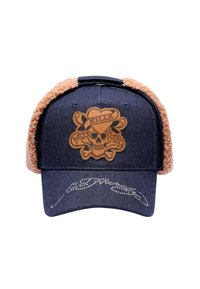 Denimkappe mit einem flauschigen, beigen Futter, versehen mit einem zentralen Lederpatch, auf dem ein Totenkopf abgebildet ist, und dem Text "KILLS LOVE SLOWLY" darüber.