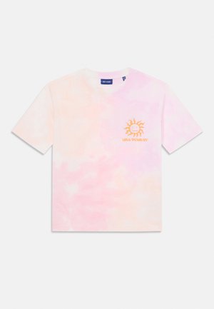 Różowo-brzoskwiniowa koszulka z krótkim rękawem w stylu tie-dye z pomarańczową grafiką słońca i napisem "USA TOUR 87" na lewej stronie klatki piersiowej.