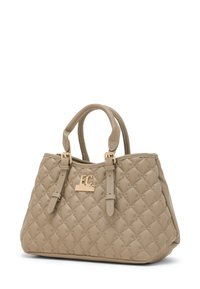 Borsa trapuntata beige in materiale testurizzato, con ferramenti color oro e doppi manici. Dettaglio logo visibile sulla parte anteriore.