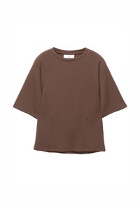 Hnědá oversized mikina s krátkým rukávem a klasickým výstřihem, viditelné švy na přední straně a ramenou, proti bílému pozadí.