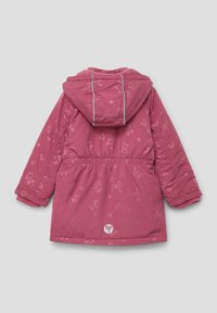 Roze gewatteerde jas met capuchon, voorzien van een algeheel hartpatroon, elastische tailleband en manchetten. Gladde textuur met een logo aan de onderkant.