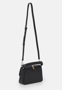 Bolso bandolera de cuero negro con un diseño estructurado, herrajes dorados y una correa desmontable. Presenta un asa superior y un acento de cadena.