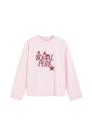 Camiseta de manga larga de color rosa claro con estrellas burdeos, una calavera con tibias cruzadas y el texto "SCALPERS" en el centro delantero.