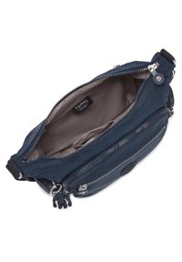 Borsa a tracolla Kipling blu navy con due scomparti con zip, materiale in tessuto e un piccolo accessorio a portachiavi. L'interno è beige.