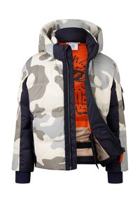 Polstret jakke med camouflage-mønster i grå og marineblå, med høj krave, lynlåslukning og en orange inderside med grafiske detaljer.