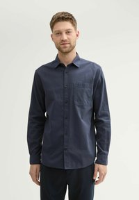 TOM TAILOR STRUKTURIERTES MIT BRUSTTASCHE - Camicia - dark blue small structure