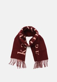 Sciarpa bordeaux realizzata in tessuto morbido, con lettere rosa chiaro. Finitura con bordi frangiati per un aspetto текстurizzato.