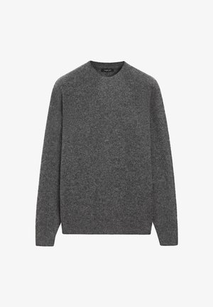 Tmavě šedý vlněný svetr s kulatým výstřihem, dlouhými rukávy a žebrovanými manžetami a lemem, zobrazený na bílém pozadí.