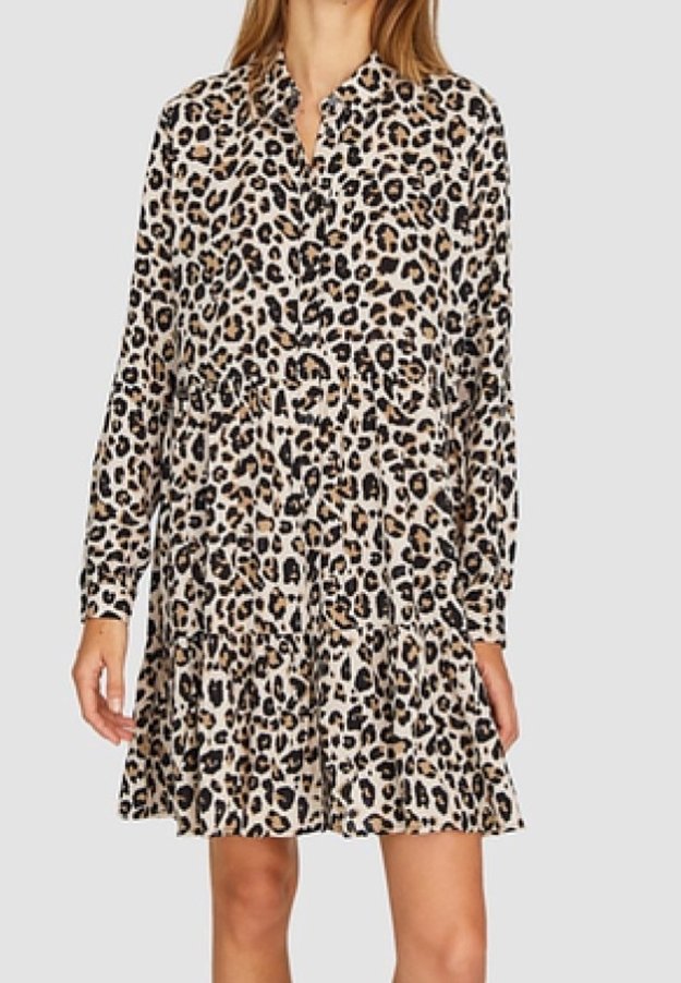 Leopardprint jurk van lichtgewicht stof met een kraag, lange mouwen en een gelaagde ruffle zoom. Kleuren zijn tan, zwart en crème.