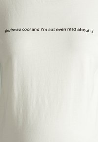 Camiseta branca de algodão com texto preto que diz "Tu és tão fixe e eu nem estou chateado com isso", com decote redondo e mangas curtas.
