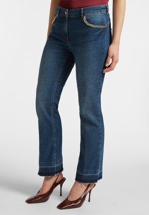 CON CATENE SULLE TASCHE - Jeans bootcut - blu