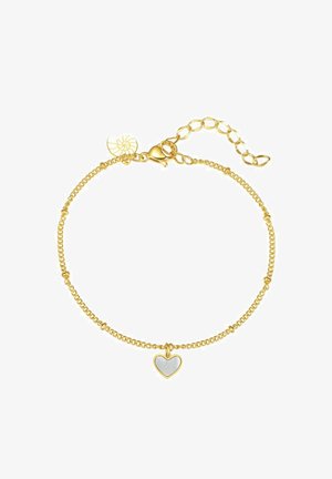 Bracelet en chaîne dorée avec un petit charm en forme de cœur, possédant une texture lisse et brillante, et un fermoir avec une chaîne d'extension pour un réglage de la longueur.