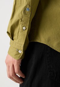 Scotch & Soda SEASONAL ESSENTIALS SOLID SHIRT - Zakelijk overhemd - moss green