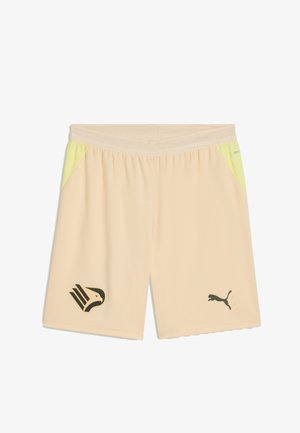 Pantalones cortos deportivos beige con paneles laterales amarillos, una cintura elástica y logotipos negros de Puma y águila en las secciones inferiores delanteras.