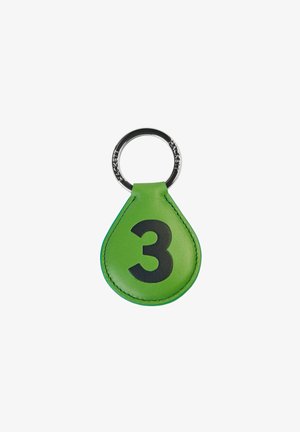 Zelený kožený kľúčenka v tvare kvapky, s veľkým čiernym číslom 3, pripojená k striebornému kovovému krúžku.