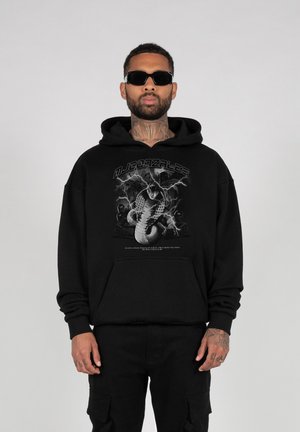 Svart hoodie med grafisk trykk som viser et design av en slange og lyn på fronten. Materialet virker mykt med justerbar hette.