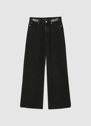 Jean noir à jambes larges en denim, avec une finition texturée, des accents de hardware métallique et un design distinctif de chaîne à la taille.