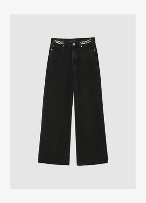 Jean noir à jambes larges en denim, avec une finition texturée, des accents de hardware métallique et un design distinctif de chaîne à la taille.
