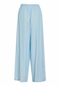 Pantalon large bleu clair avec taille élastique et texture verticale subtile, présenté sur fond blanc.