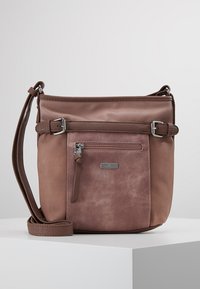 Braune Leder-Umhängetasche mit einer strukturierten Oberseite, glattem unteren Bereich, verstellbarem Tragegurt, Front-Reißverschlusstasche und silbernen Hardware-Akzenten.