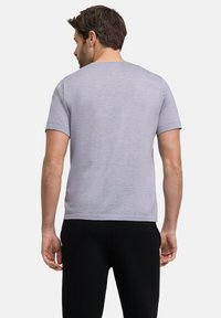T-shirt grigio a maniche corte realizzato in un tessuto leggero e testurizzato. Presenta un collo rotondo e una vestibilità comoda. Vista posteriore con dettagli minimi.