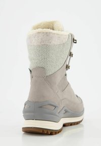 Graue Wildlederstiefel mit einem strukturierten Obermaterial, weicher Innenauskleidung und einer strapazierfähigen Gummisohle. Mit Metallbeschlägen und Schnürdetails.