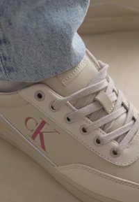 Calvin Klein Jeans CLASSIC CUPSOLE - Sneakers laag - eggshell/dusty rose