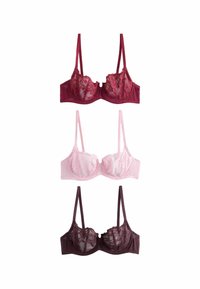 Tres sujetadores: el de arriba es de color rojo oscuro con ribete de encaje, el del medio es de color rosa claro con una capa de encaje, y el de abajo es de color púrpura oscuro con tejido texturizado y acentos de encaje.