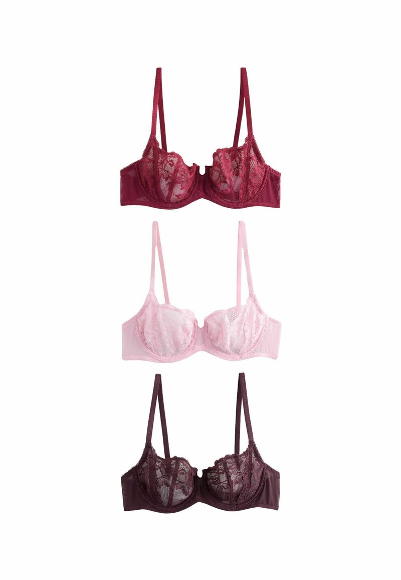 Tres sujetadores: el de arriba es de color rojo oscuro con ribete de encaje, el del medio es de color rosa claro con una capa de encaje, y el de abajo es de color púrpura oscuro con tejido texturizado y acentos de encaje.