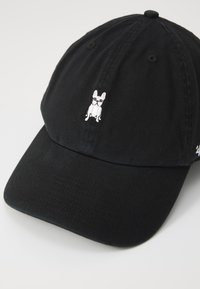 Fekete baseball sapka, szövetből készült, elöl hímzett fehér francia bulldoggal, aki szemüveget visel, ívelt karimával és texturált felülettel.