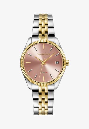 Gouden en zilveren metalen horloge met een roze metallic wijzerplaat, gouden uur- en minutenwijzers, datumschijf en een geribbelde bezel.