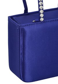 Borsa a mano in raso blu con forma rettangolare, caratterizzata da una tracolla decorativa impreziosita da strass trasparenti. Tessuto liscio e cuciture pulite.