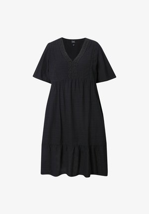 Sort kjole lavet af struktureret stof, med V-udskæring, korte ærmer og en samlet, lagdelt kant med blonderdetaljer.