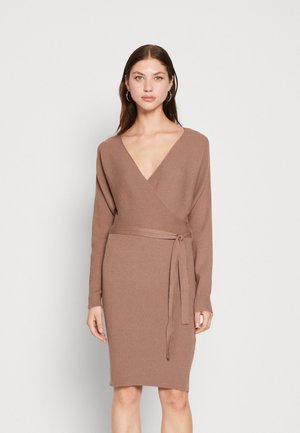 VMHOLLYREM V NECK DRESS - Rochie tip creion - brown lentil