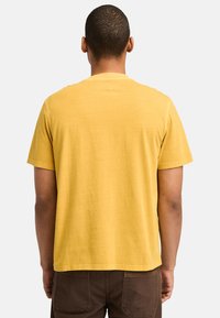 Timberland GARMENT DYE CHEST TEE - T-shirts basic - chai tea