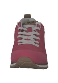 Scarponcino da trekking in camoscio rosa con lacci grigi, punta in gomma e suola marrone. Presenta un logo sulla linguetta e un tassello sul tallone con texture.