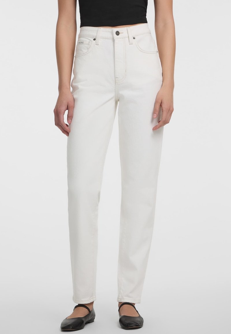 Jeans de mezclilla blanca de talle alto con piernas rectas, que cuentan con cinco bolsillos, un botón frontal y detalles de costura sutiles.