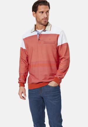 Langarm-Poloshirt mit strukturiertem roten Oberteil, weißen und beige Panelakzenten, einem knöpfbaren Kragen und einer Brusttasche.