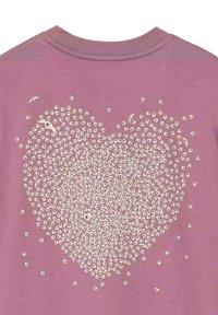 Sudadera lila con un diseño de corazón formado por pequeños y brillantes strass dispuestos densamente en el centro. Suave textura de algodón.