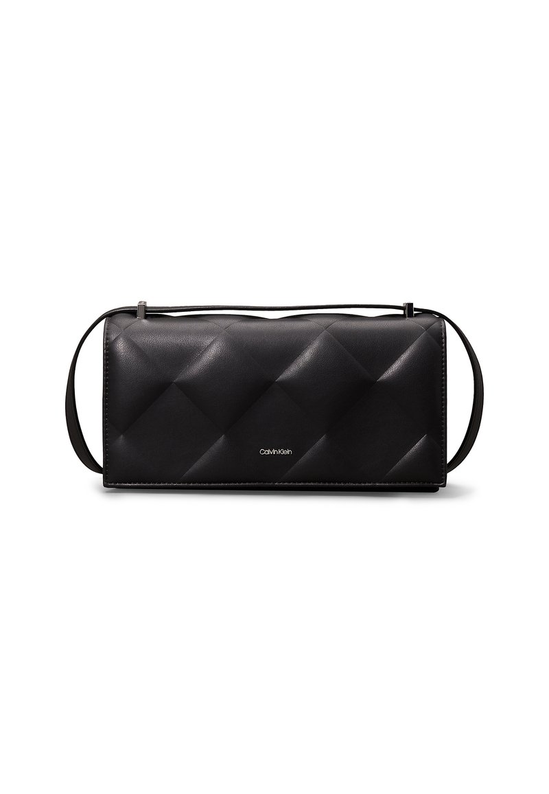 Clutch in pelle nera trapuntata con forma rettangolare piatta, dotata di una sottile tracolla e di un discreto dettaglio con logo sul davanti.