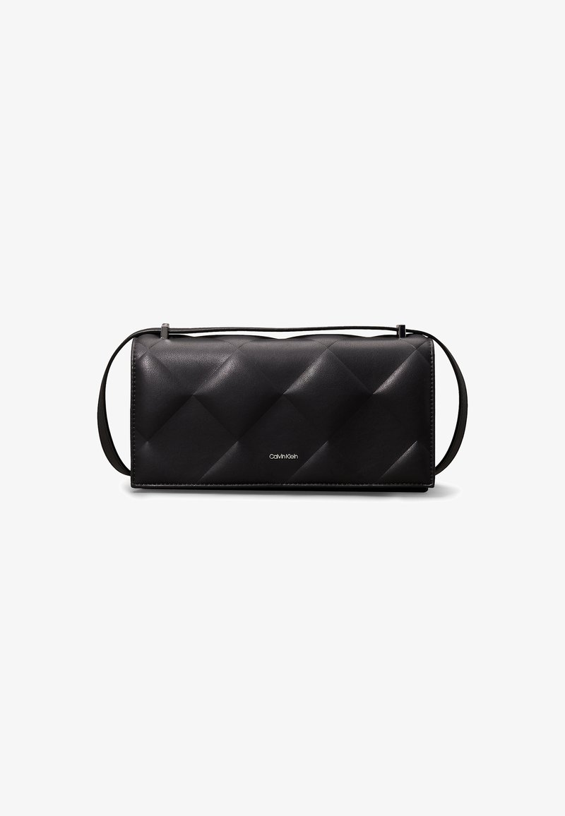 Clutch in pelle nera trapuntata con forma rettangolare piatta, dotata di una sottile tracolla e di un discreto dettaglio con logo sul davanti.