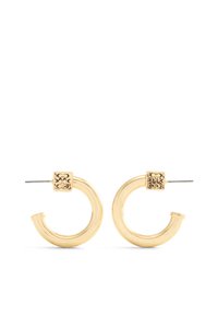 Guldörhängen med en cirkulär design, försedd med texturerad fyrkantig hårdvara och en slät, glänsande finish.