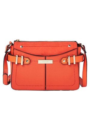 Sac bandoulière en cuir orange avec sangle réglable, détails de boucles à l'avant et plaque de logo rectangulaire dorée.