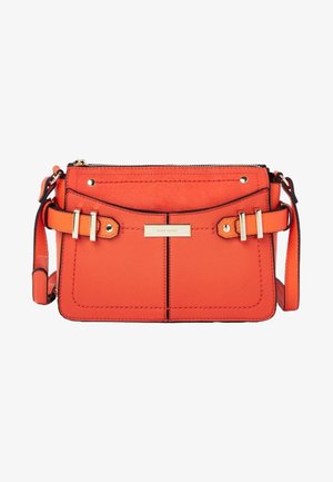 Sac bandoulière en cuir orange avec sangle réglable, détails de boucles à l'avant et plaque de logo rectangulaire dorée.