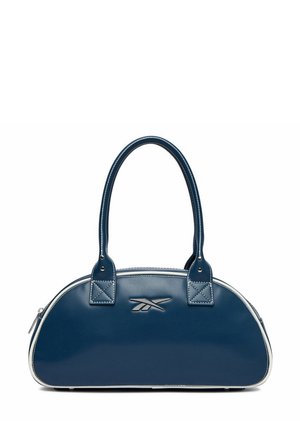 Granatowa torebka w kształcie półksiężyca z podwójnymi uchwytami, białym przeszyciem, srebrnym logo i zamkiem błyskawicznym na górze na białym tle.