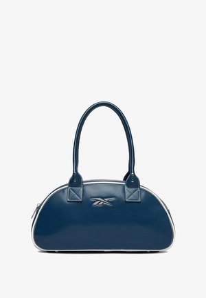 Granatowa torebka w kształcie półksiężyca z podwójnymi uchwytami, białym przeszyciem, srebrnym logo i zamkiem błyskawicznym na górze na białym tle.