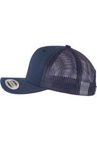 Cappellino snapback blu con parte frontale in tessuto solido e retro in rete, caratterizzato da un bordo curvo e una linguetta di regolazione rotonda sul retro.